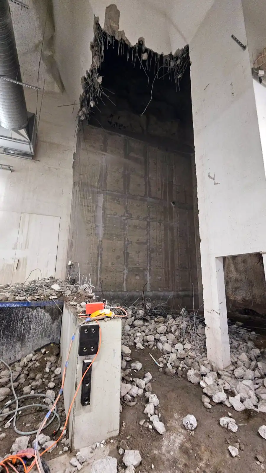 Seinän purku kiskosahalla ja Brokk-piikkausrobotilla | Timanttiporaus Teho Seinän purku kiskosahalla ja Brokk-piikkausrobotilla | Timanttiporaus Teho